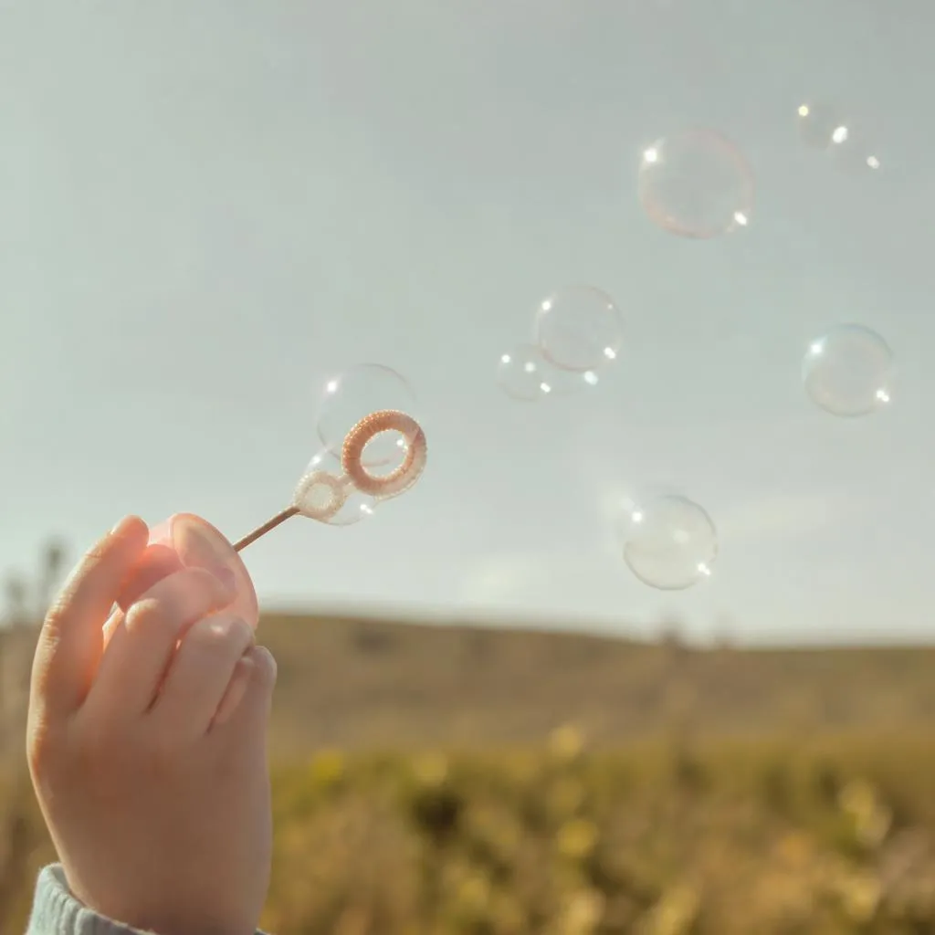 Kind pustet Seifenblasen – ruhiger Moment im Familienalltag als Einstieg ins Kinderyoga